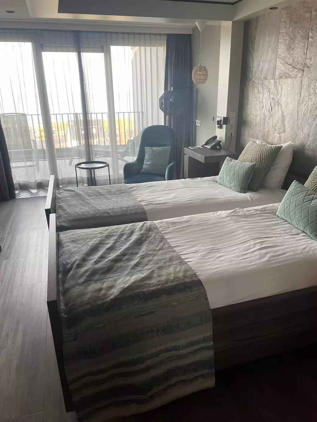 Doppelbett in einem Hotelzimmer im Hotel Zuiderduin