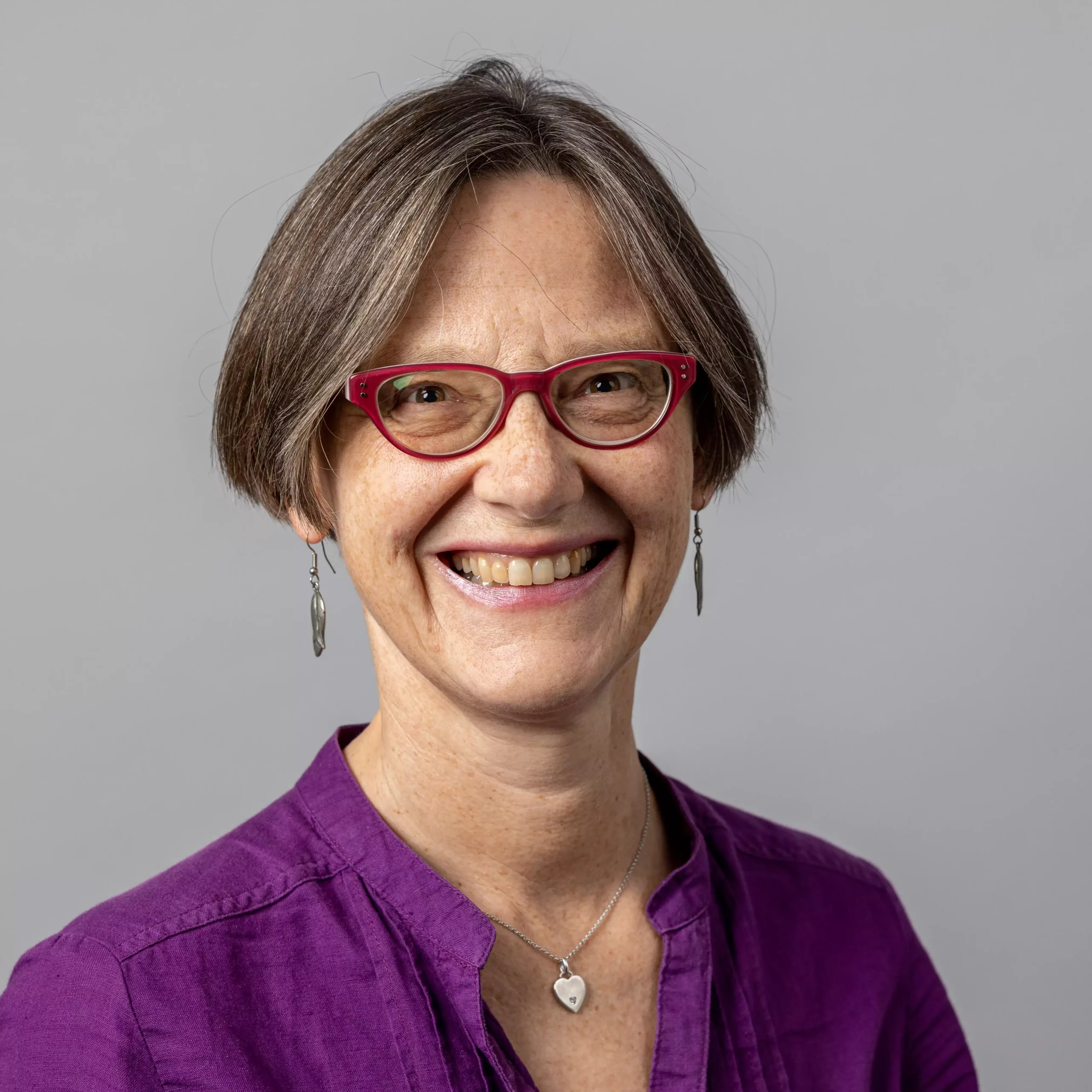 Kinder spielen draussen. Ein Junge sitzt im Rollstuhl