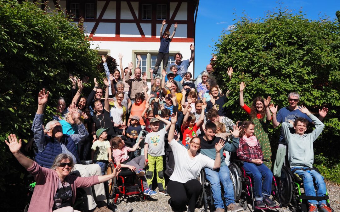 Gruppenbild mit den Teilnehmenden des Familientags